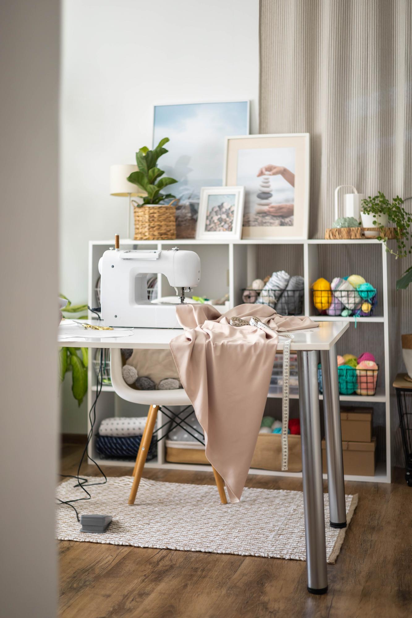 Interno dello studio con attrezzi da ricamo
